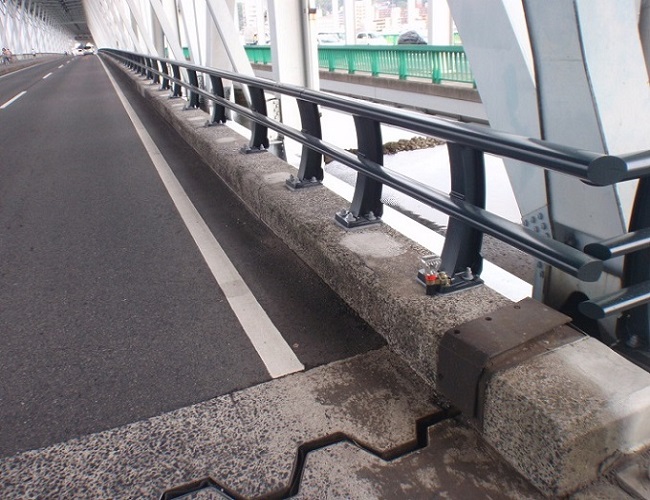 国道２号新旭橋橋梁防護柵設置工事　平成23年11月